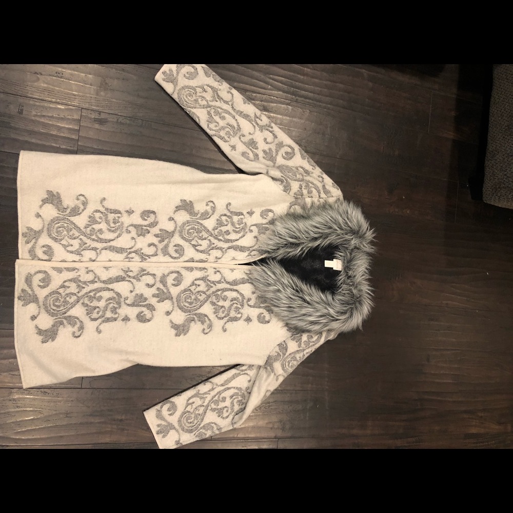 Beautiful coat - Picture 1 of 6